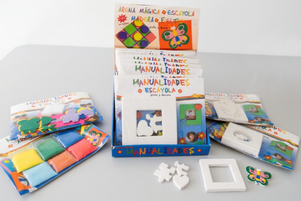 Expositor manualidades de escayola, arena y fieltro